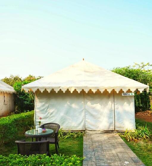 בית מלון כפרי Nehamrit Farms  Nr Malshej Ghat With Pool