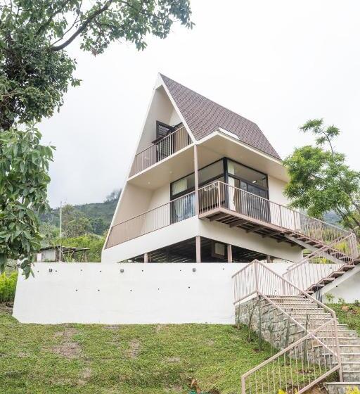 هتل Tomorrowland Farms And Suites