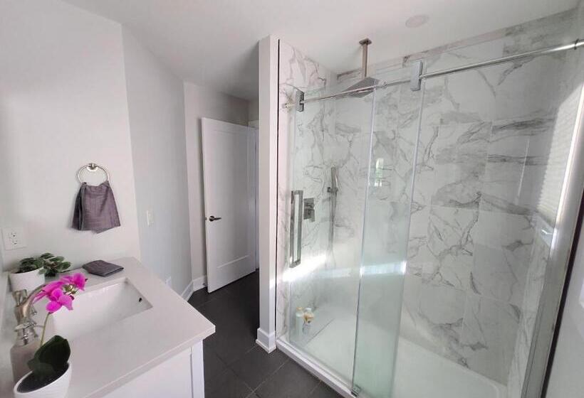 پانسیون Byward Market Luxury Guesthouse