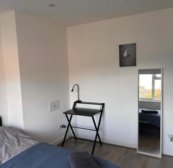 Пансион Rooms In London Next To Tube And Wimbledon