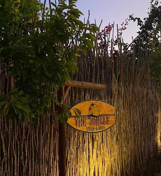 הוסטל The Jungle, Village & Beach
