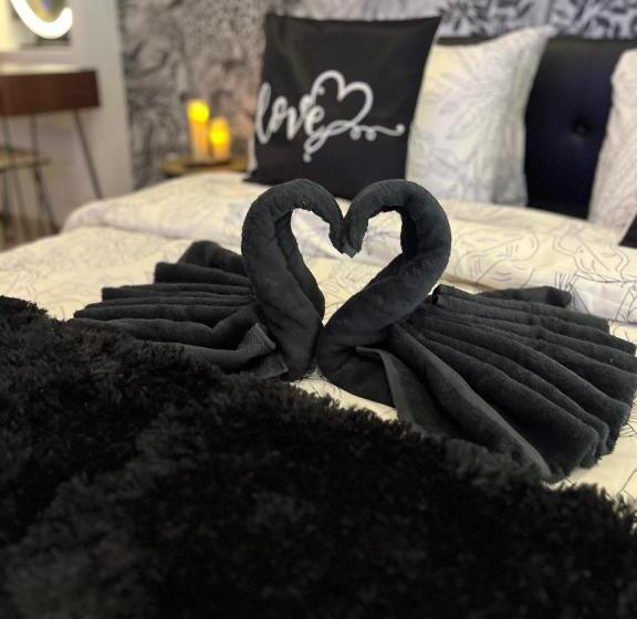 تختخواب و صبحانه Love Les 5 Sens Et La Sauvageonne