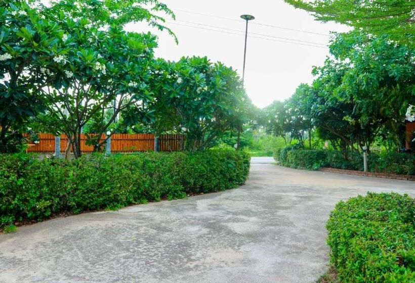 ホテル The Moon Resort Phetchaburi