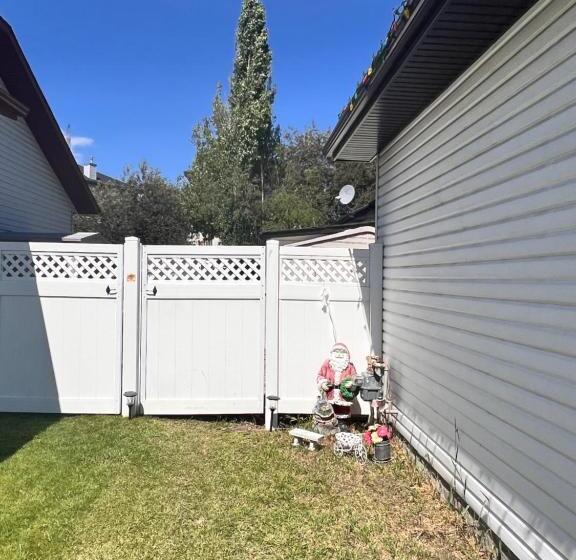 פנסיון A Classic Homely Basement Suite!