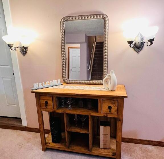 פנסיון A Classic Homely Basement Suite!