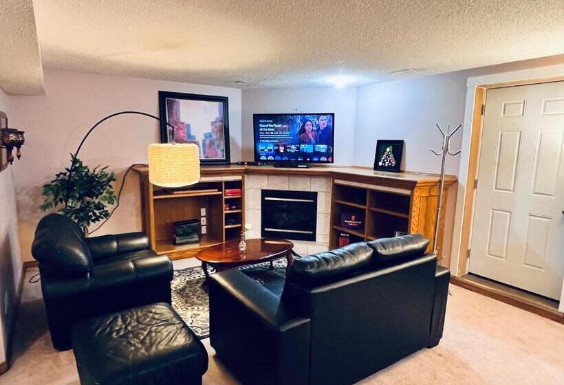 פנסיון A Classic Homely Basement Suite!