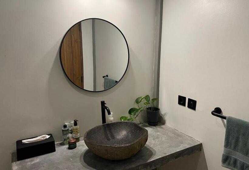 پانسیون Liontree Villa