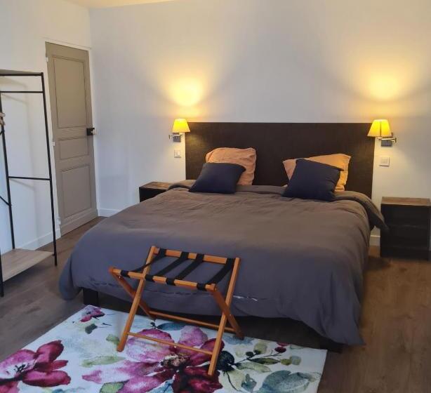 ベッドアンドブレックファースト Gîte En Face Du Château De Nizas, Totale Renovation Et Changement De Proprietaire, 4 Chambres D Hôte