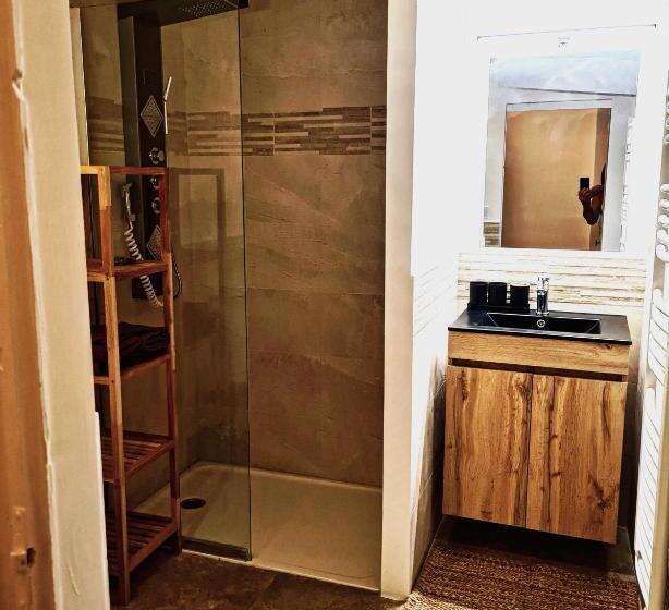 ベッドアンドブレックファースト Gîte En Face Du Château De Nizas, Totale Renovation Et Changement De Proprietaire, 4 Chambres D Hôte