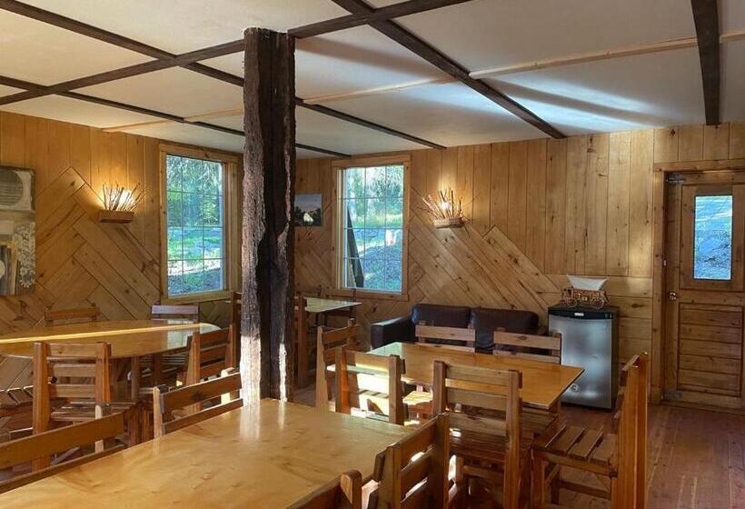 בית מלון כפרי Rustic Beaverfoot Lodge Room N5