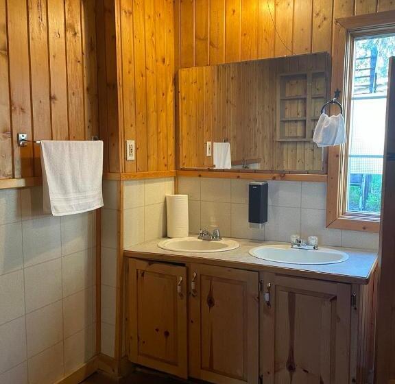 בית מלון כפרי Rustic Beaverfoot Lodge Room N8