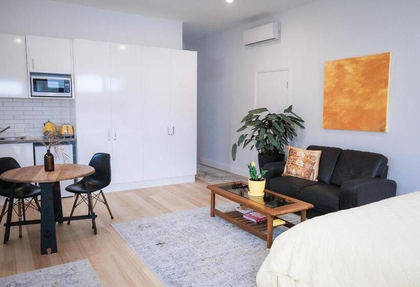 بنسيون Port Fairy Bnb   The Yellow Suite
