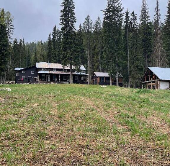 فندق Rustic Beaverfoot Lodge Room N10