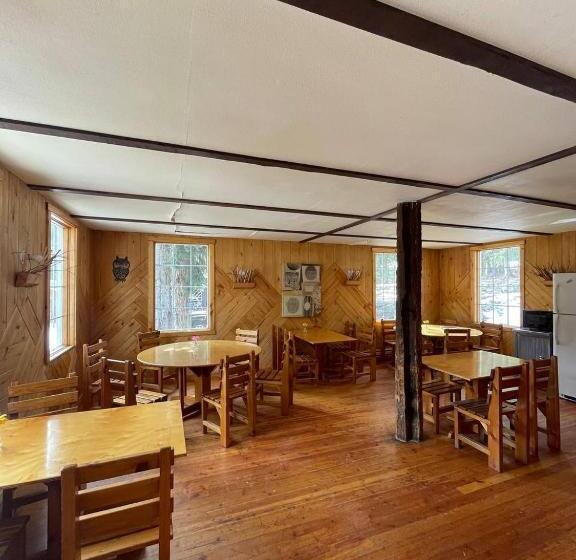 فندق Rustic Beaverfoot Lodge Room N10