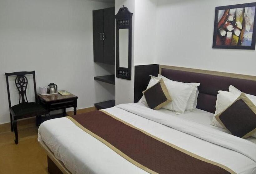 Golden Sandstone Hotel Safaris