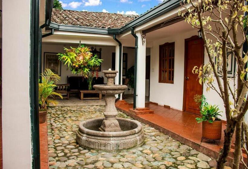 هتل Los Portales Inn