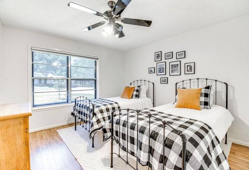 2 Mi To Kyle Field: Bryan Home W/ Fenced Yard