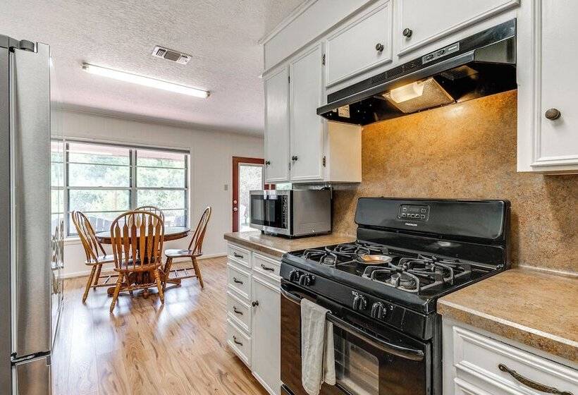 2 Mi To Kyle Field: Bryan Home W/ Fenced Yard