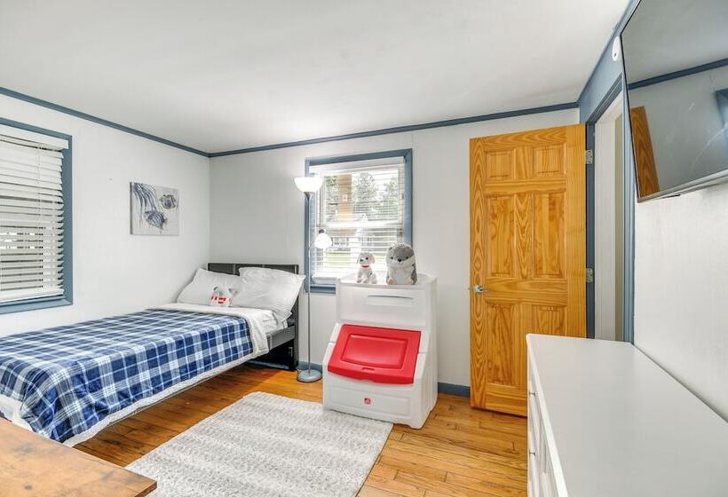 3 Mi To Dtwn Syracuse: Home W/ Fenced Yard!