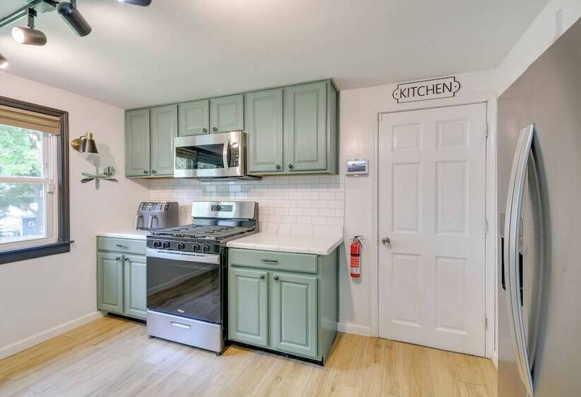 3 Mi To Dtwn Syracuse: Home W/ Fenced Yard!