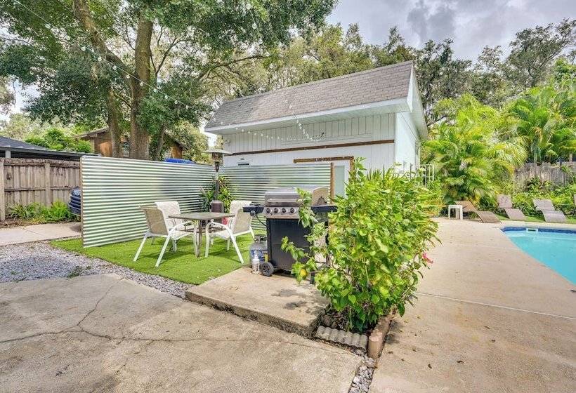 Cozy Tampa Retreat W/ Pool ~ 11 Mi To Downtown