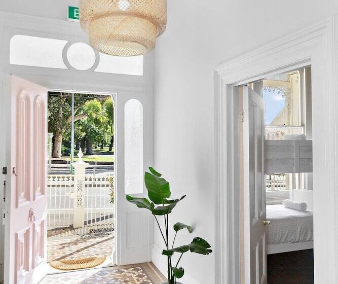فندق فئة نجمة واحدة Fitzroy Private Rooms   132 Nicholson Homestay