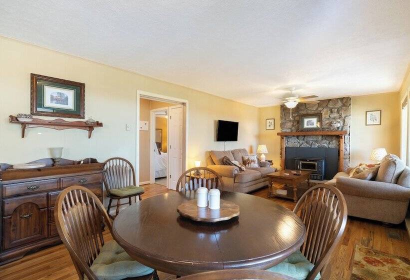 Ash Vale By Avantstay Spacious Deck W/ Views, Ping Pong Table