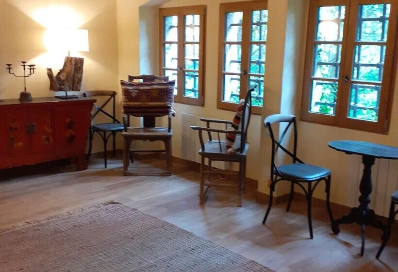 호텔 Renovated Castle Apartment With Swimming Pool