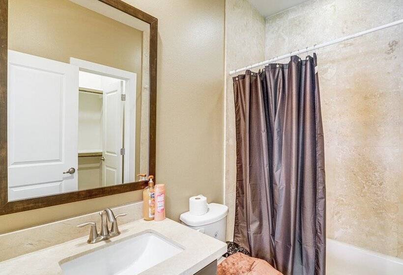 Houston Home W/ Rooftop Patio   3 Mi To Downtown!