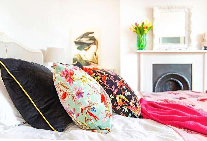 住所  Beautiful 5 Bedroom Regency House / Pets Welcome
