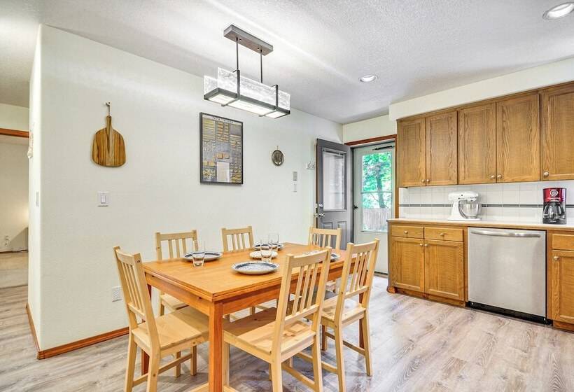 Rhododendron Retreat W/ Hot Tub: Steps To River!