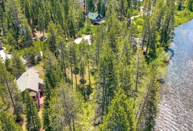 Riverfront Truckee Home < 7 Mi To Lake & Skiing!