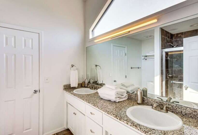Spacious Olathe Home W/ Fireplace: Near Parks!