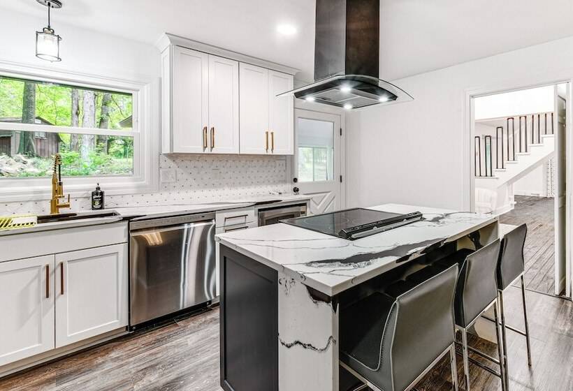 Woodsy Concord Retreat ~ 11 Mi To Nascar!