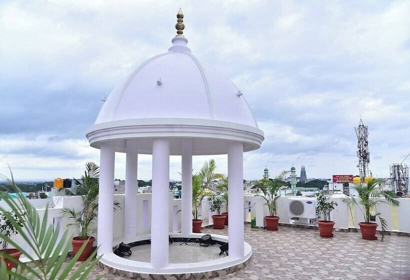Отель Sak Royal Residency