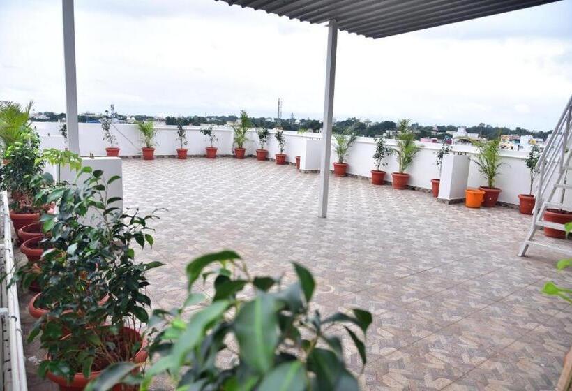 Отель Sak Royal Residency