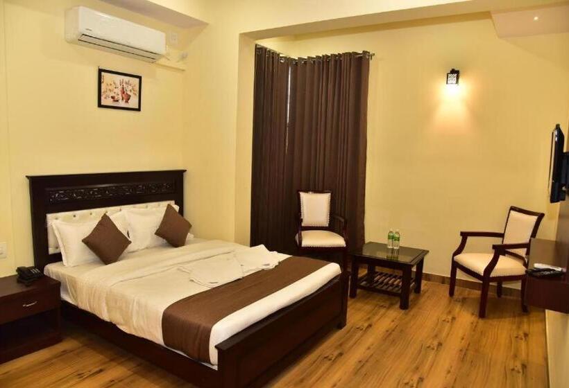 Отель Sak Royal Residency