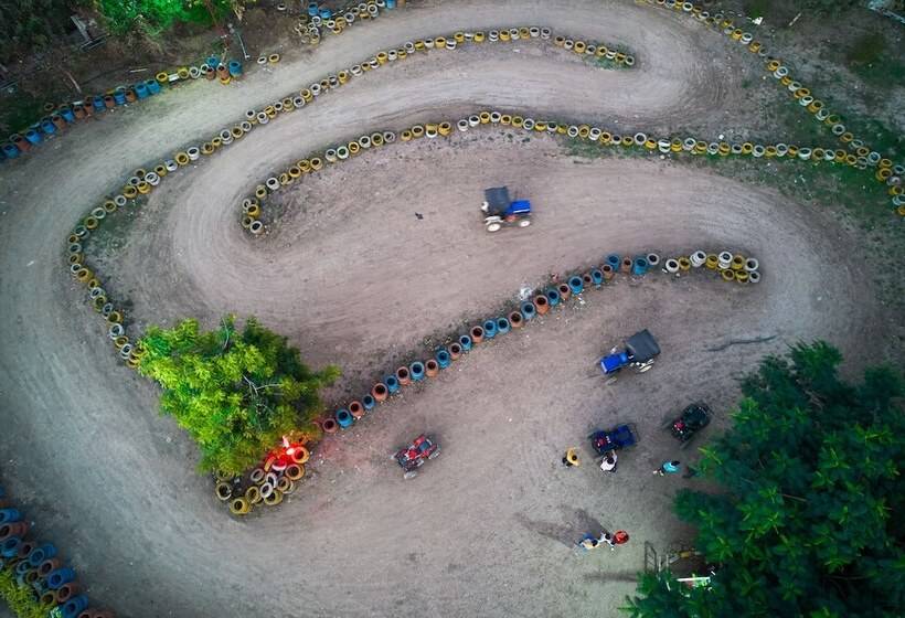 בית מלון כפרי Zone Connect By The Park Indore