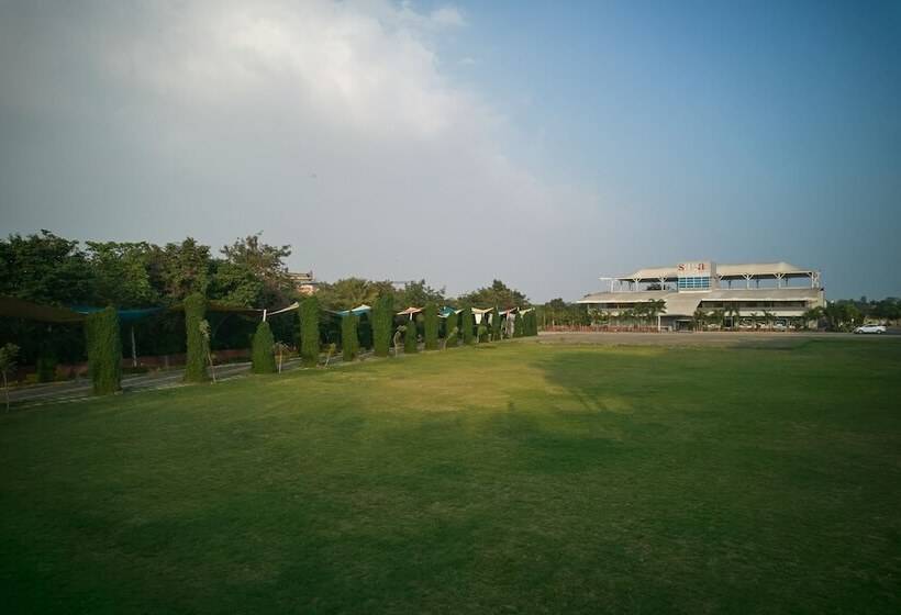 בית מלון כפרי Zone Connect By The Park Indore