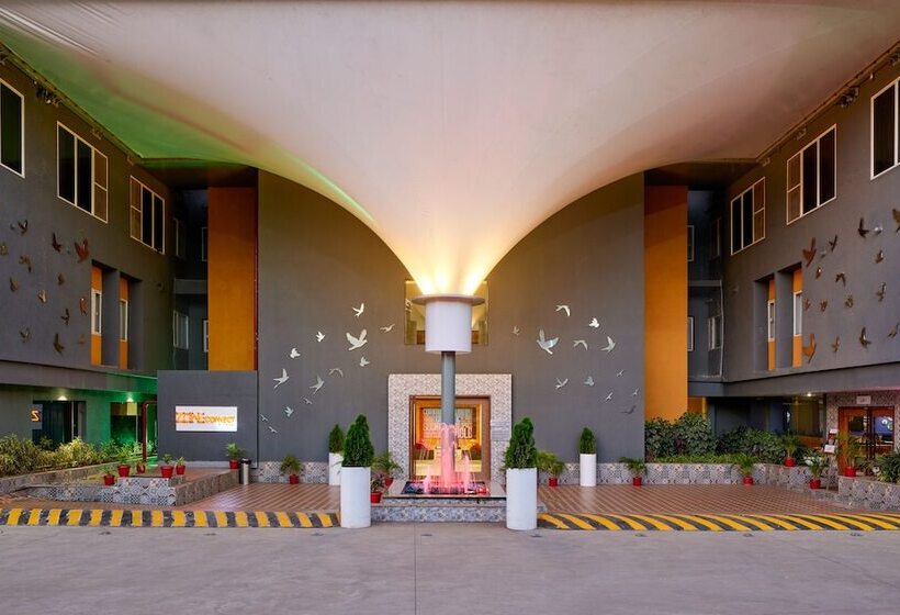 בית מלון כפרי Zone Connect By The Park Indore