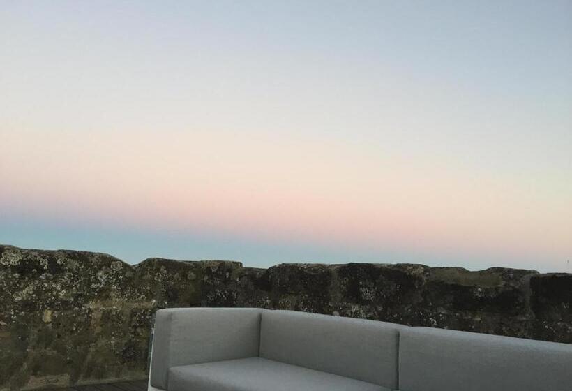 مبيت وإفطار Tour Sarrazine De Montaren