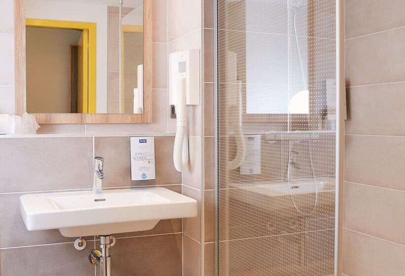 酒店 Kyriad Pontarlier