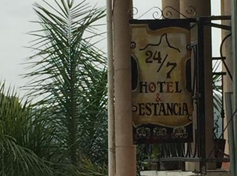 هتل Y Estancia 24 7
