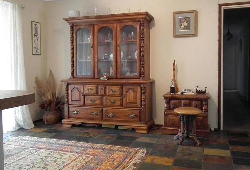 تختخواب و صبحانه The Spanish Guesthouse For Rooms Only