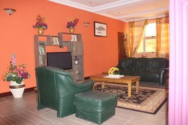 هتل Oguaa Apartments & Lodging