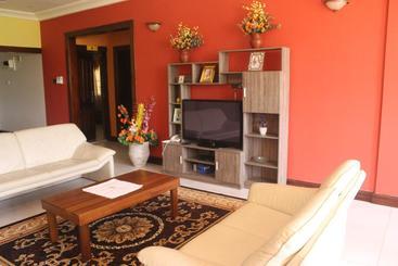 هتل Oguaa Apartments & Lodging