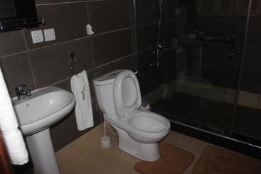 هتل Oguaa Apartments & Lodging