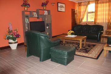 هتل Oguaa Apartments & Lodging