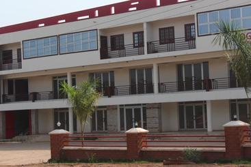 هتل Oguaa Apartments & Lodging