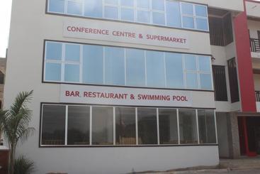 هتل Oguaa Apartments & Lodging